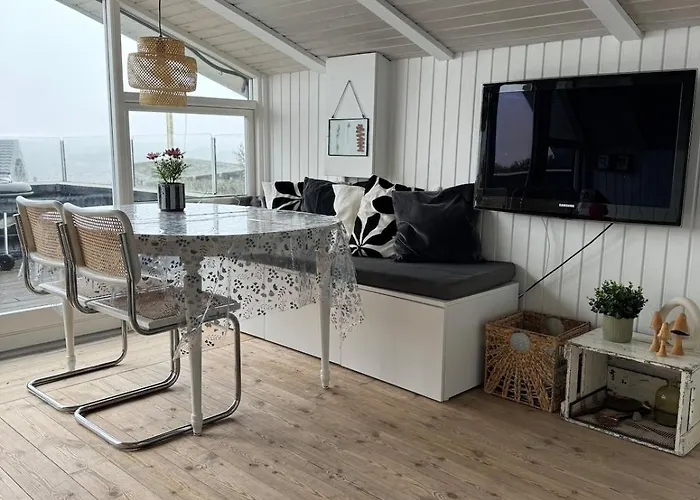 Cozy With Sea View Дом отдыха